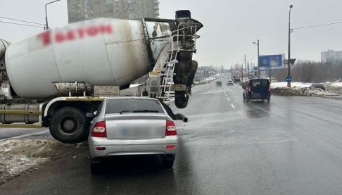 Тяжке ДТП у Харкові: Бетонозмішувач зіткнувся з легковиком, постраждали троє