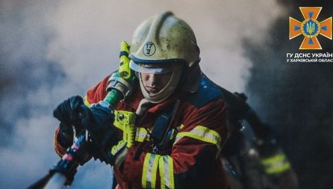 Пошкодження в Харкові: рятувальники ліквідовують наслідки обстрілів