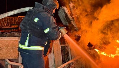 Внаслідок російського удару в Харковській області спалахнув житловий будинок