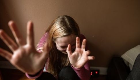 Харківський чоловік отримав два роки умовного ув’язнення за систематичне знущання над матір’ю