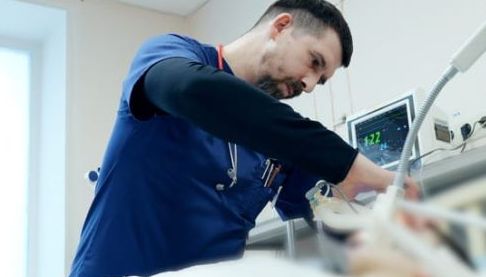 На Харківщині медики відчайдушно рятують життя хлопчика, пораненого в обстрілі