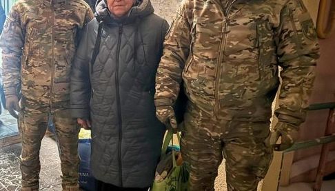 Харківські поліцейські рятують мирних жителів з зруйнованих сіл