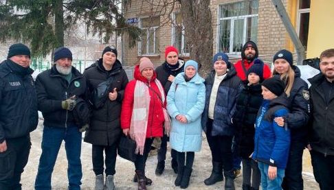 З вільного Харкова: поліція вивезла сім’ю з прифронтового села