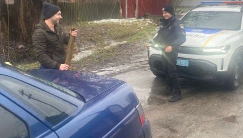 Поліція Харківщини рятує водія від аварійної ситуації