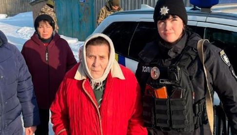 Поліцейські повернули літню жінку додому в Харковані