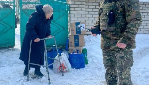 Героїзм волонтерів та поліції: Як рятували 82-річну пенсіонерку від обстрілів у Харковані