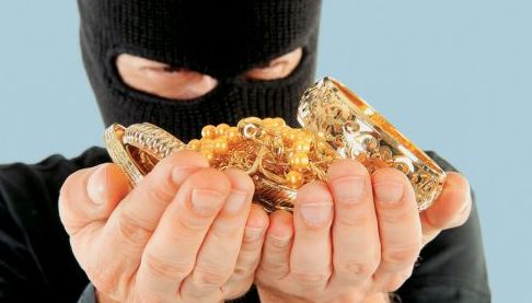 Викрадення під час новорічної вечірки: У Чугуєві затримали чоловіка, підозрюваного у крадіжці ювелірних прикрас