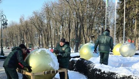 Харків звільнився від новорічного сяйва: демонтаж ялин та декорацій у парках