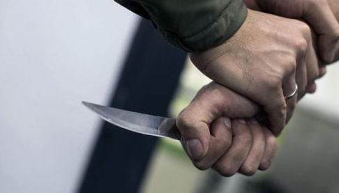 В Чугуєві стримано напад: поліцейські рятували чоловіка від ножових поранень