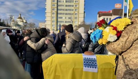 Герої Рівного: Віддала шану воїну, який відзначився в дебальцівській битві