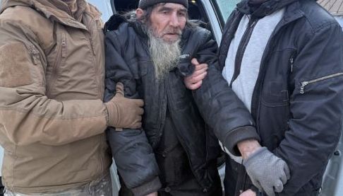 Героїзм ‘Білих Янголів’: Маломобільного Чоловіка Евакуювали з Обстріляної Зони на Харківщині