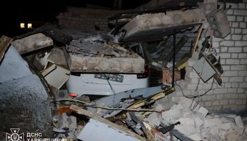 Рятувальники у Харкові ліквідували наслідки ракетного удару