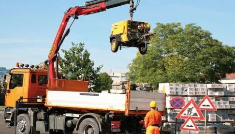 Зміїв: Комунальне підприємство орендує спецтехніку у водія мера