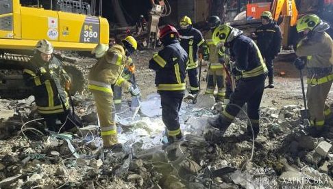 Жорстокий удар по Харкову: Розбір завалів тривав тижні, кількість загиблих зростає
