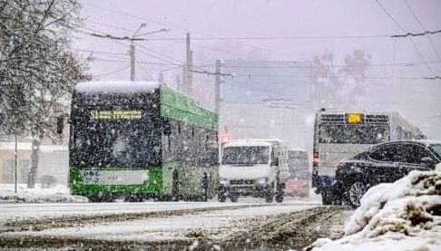 Харківський громадський транспорт зіштовхнувся з труднощами через несприятливу погоду