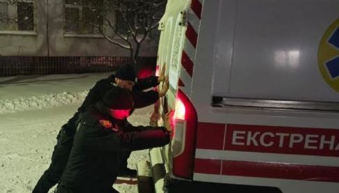 Червоні вогні на Чугуївщині: як поліція допомогла ‘швидкій’ вийти з ожеледиці