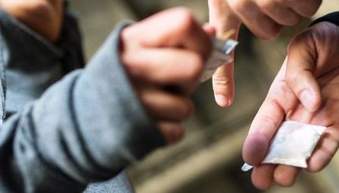 Харківський чоловік намагався підкупити поліцейських, щоб уникнути відповідальності за незаконні речовини