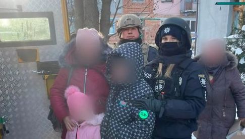 З Харкivщini: Волонтери та полiцiя допомогли сiм’ям евакуюватися з прифронтового села