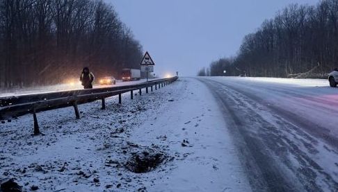 Різноманітні атаки дронів на трасі М-03 в центрі Харкова