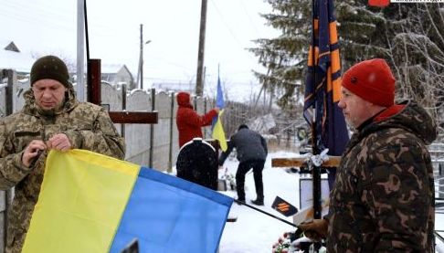 На Харківщині відновлено прапори на кладовищах військових