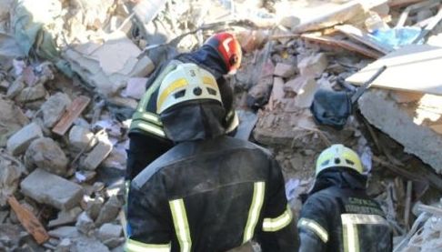 Пошук людей після обстрілу заводу на Харківщині