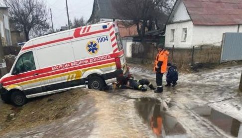 В ожеледецю на Харківщині швидка злетіла з дороги