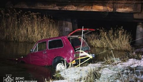 Харківські рятувальники витягли автомобіль з річки Лопань