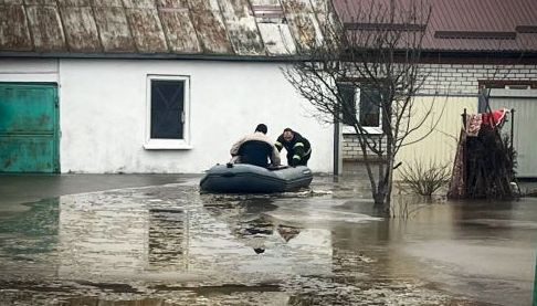 Рятувальники витягли родину з затопленого подвір’я в Харківській області