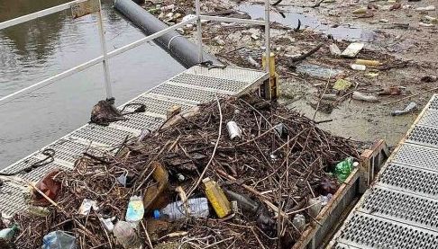 Унікальний сміттєвий уловлювач очищає річку Уди в Харкові