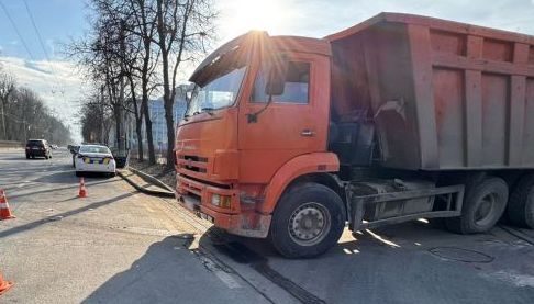 Трагедія на вулицях Харкова: КамАЗ спричинив серйозну аварію, що призвела до ампутації руки