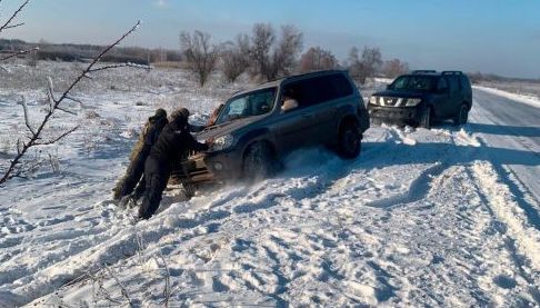 Автомобіль застряг на дорозі в Харковаській області через погану погоду