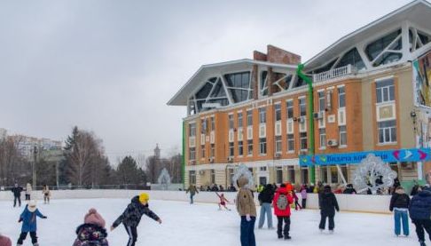 Безкоштовний льодовий каток з’явився біля станції метро “Спортивна” у Харкові