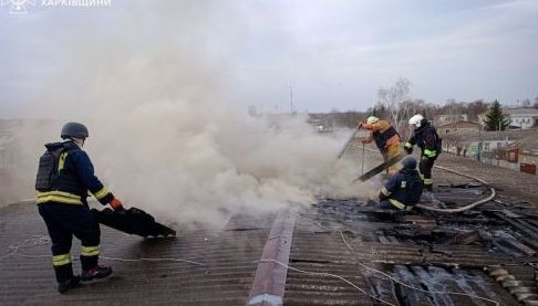 Гасіння пожежі після атаки БПЛА на Харківщині