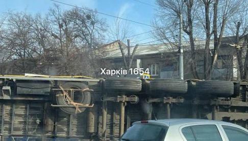 У Харкові сталася аварія з вантажним автомобілем, перекривши проспект