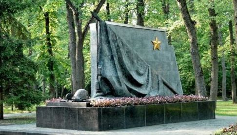 Активісти вимагають демонтування російськомовних написів на Меморіалі Слави в Харкові