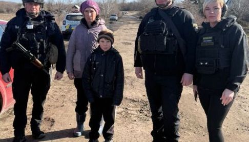 В евакуаційну зону перевезення сім’я з прифронтового села