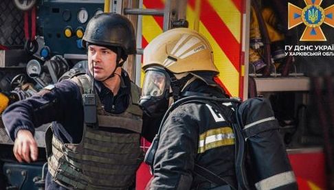 Рятувальники витягли чоловіка з вогню в Харкові