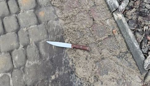 В Харкові чоловік наніс удар ножем до будівлі суду