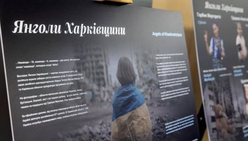 Виставка ‘Янголи Харківщини’ подорожує Європою, нагадуючи про трагедію загиблих дітей