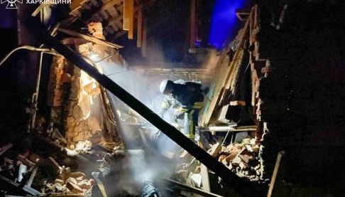 В Чугуєві зруйновано житловий будинок внаслідок російського удару: є загиблий та постраждалі