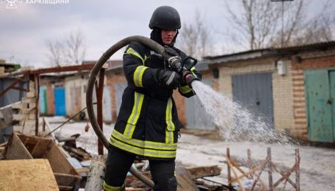 Зруйновані об’єкти в селищі біля Харкова внаслідок обстрілу