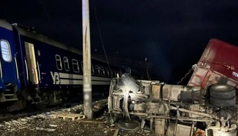 Аварія потяга та вантажівки на Харківщині: деталі події