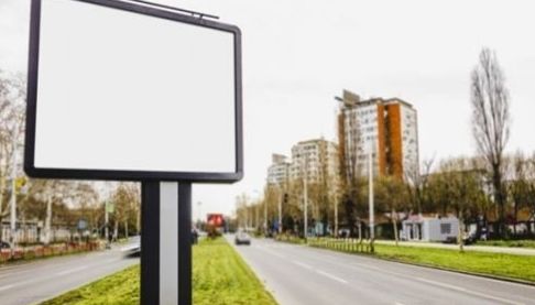 У Харкові примусово демонтують 178 незаконних рекламних конструкцій