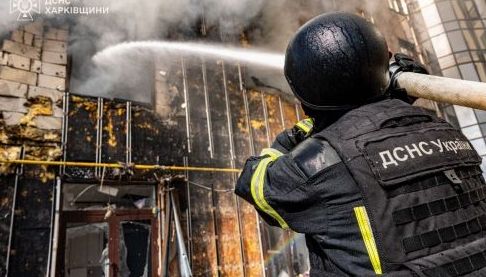 Атака дрона на Харків: рятувальники ліквідують наслідки