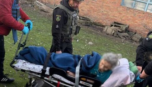 Евакуація жінки з Харківщини після інсульту внаслідок обстрілу