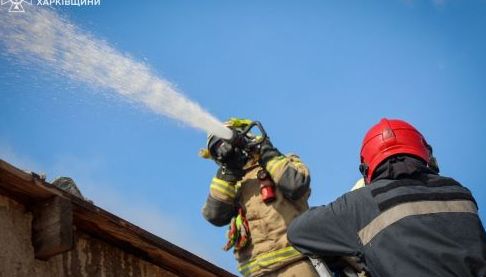 У Балаклії дрон влучив у навчальний заклад, спалахнула пожежа