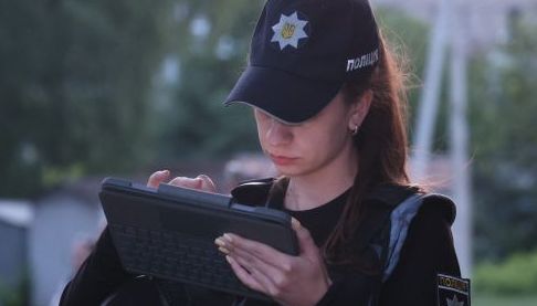 У Берестині під час комендантської години водій з ознаками наркотичного сп’яніння намагався підкупити поліцейських