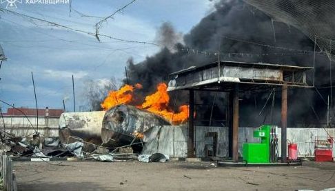 Пожежа на АЗС в Золочеві після російського удару