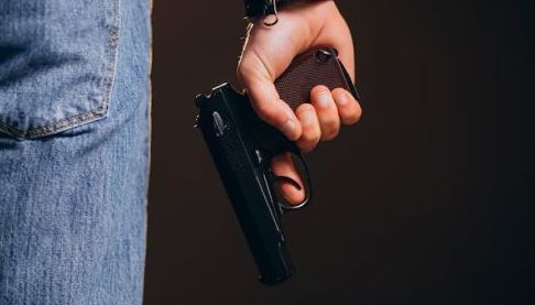 Вирок військовому за випадковий постріл у Харкові