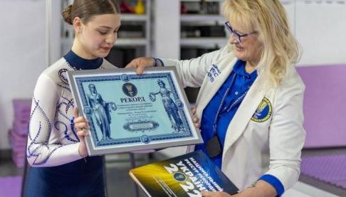 Рекорд України: Влада Калашнікова підняла яблуко у прогині назад